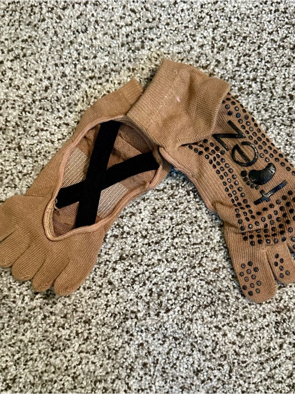 TREZ Medium Tan Black New Pilates Reformer Grip Socks R $24 NWOT